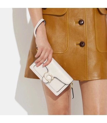 BOLSA COACH NEW YORK TABBY WRISTLET BRANCO