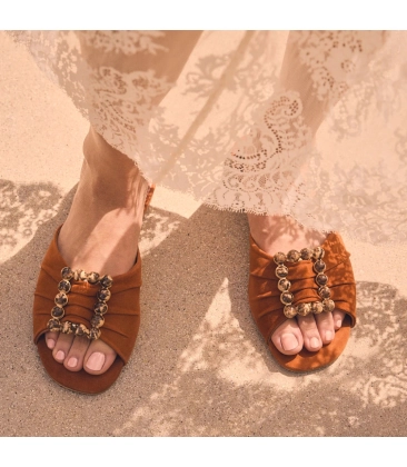 FLAT CHLOE GOSSELIN BY STUDIO LARROUDÉ MARROM