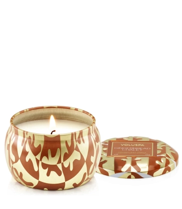MINI VELA AROMÁTICA LATA RELEVO 25H GINGERBREAD CHALET VOLUSPA
