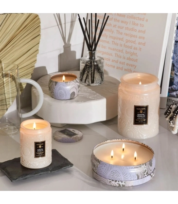 MINI VELA AROMÁTICA LATA RELEVO 25H SANTAL VANILLE VOLUSPA