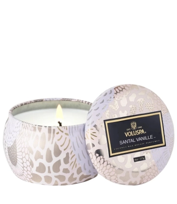 MINI VELA AROMÁTICA LATA RELEVO 25H SANTAL VANILLE VOLUSPA
