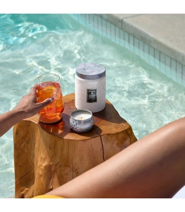 MINI VELA AROMÁTICA LATA RELEVO 25H TAHITIAN COCONUT VANILLA VOLUSPA