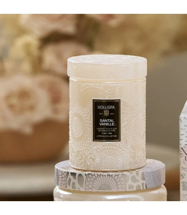 MINI VELA AROMÁTICA POTE VIDRO 50H RELEVO SANTAL VANILLE