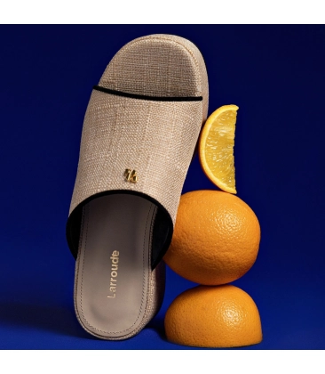 MULE SALTO MÉDIO CHARLI RÁFIA LARROUDÉ BEGE