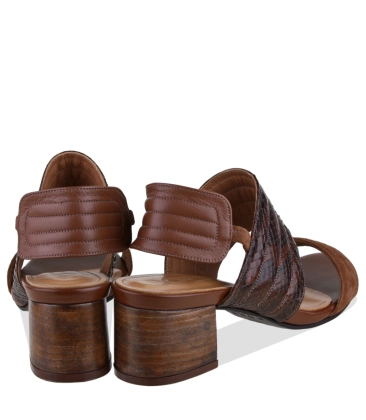 SANDÁLIA SALTO MÉDIO LAURA BOTTI MARROM