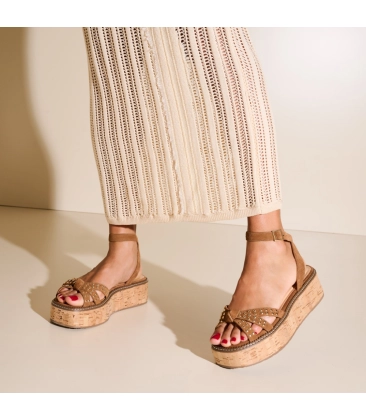 SANDÁLIA SALTO MÉDIO PLATAFORMA LUIZA BARCELOS CARAMELO