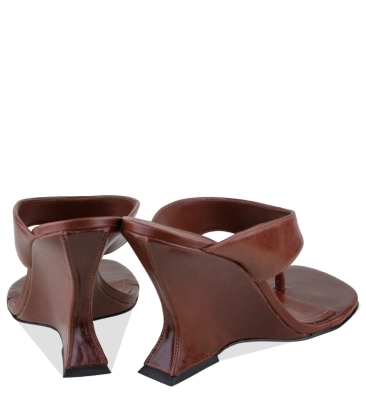 SANDÁLIA ANABELA SALTO ALTO MAYA SCHUTZ MARROM