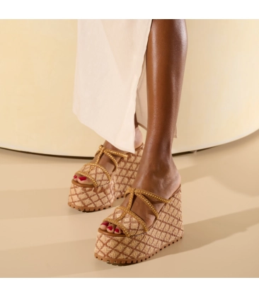 SANDÁLIA SALTO ALTO PLATAFORMA LUIZA BARCELOS CARAMELO