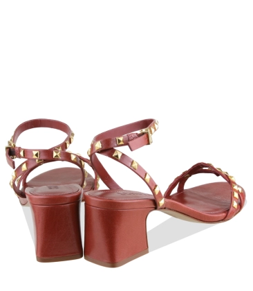SANDÁLIA SALTO MÉDIO STUDS SCHUTZ MARROM