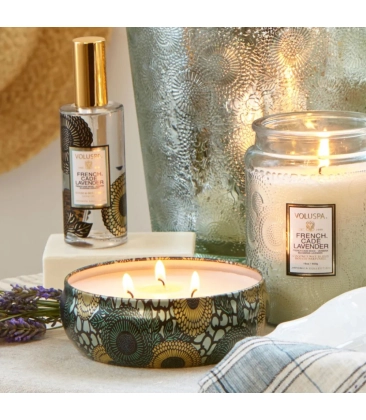 VELA AROMÁTICA LATA 3 PAVIOS RELEVO 60H FRENCH CADE LAVANDER VOLUSPA