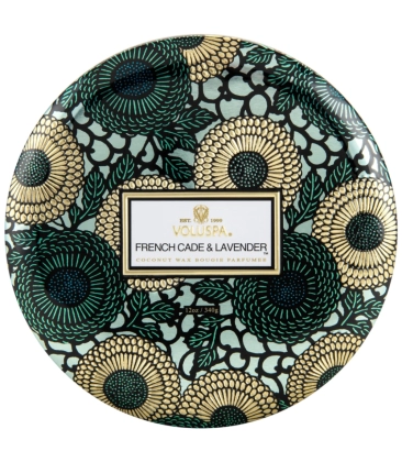 VELA AROMÁTICA LATA 3 PAVIOS RELEVO 60H FRENCH CADE LAVANDER VOLUSPA