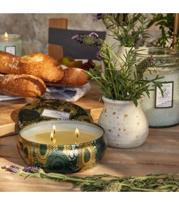 VELA AROMÁTICA LATA 3 PAVIOS RELEVO 60H FRENCH CADE LAVANDER VOLUSPA