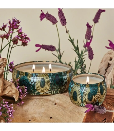 VELA AROMÁTICA LATA 3 PAVIOS RELEVO 60H FRENCH CADE LAVANDER VOLUSPA