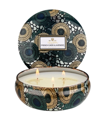 VELA AROMÁTICA LATA 3 PAVIOS RELEVO 60H FRENCH CADE LAVANDER VOLUSPA