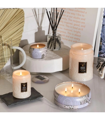 VELA AROMÁTICA 100H POTE VIDRO RELEVO SANTAL VANILLE VOLUSPA