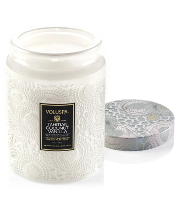 VELA AROMÁTICA 100H POTE VIDRO RELEVO TAHITIAN COCONUT VANILLA VOLUSPA