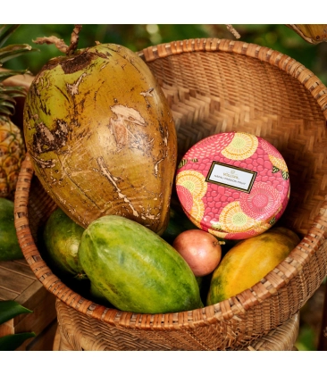 VELA AROMÁTICA 60H LATA 3 PAVIOS RELEVO NAPALI PASSION FRUIT VOLUSPA