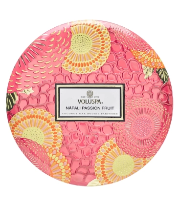 VELA AROMÁTICA 60H LATA 3 PAVIOS RELEVO NAPALI PASSION FRUIT VOLUSPA