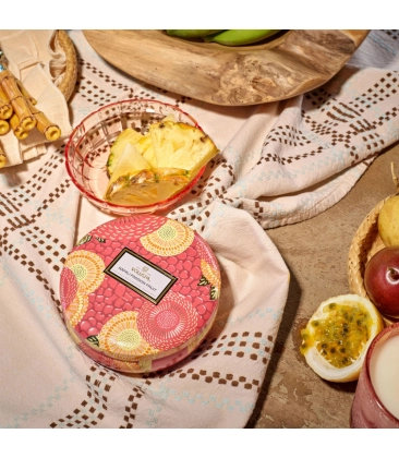 VELA AROMÁTICA 60H LATA 3 PAVIOS RELEVO NAPALI PASSION FRUIT VOLUSPA