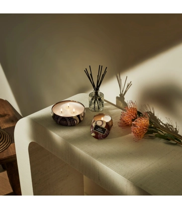 VELA AROMÁTICA LATA 3 PAVIOS RELEVO 60H FORBIDDEN FIG VOLUSPA