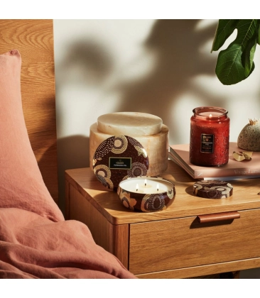 VELA AROMÁTICA LATA 3 PAVIOS RELEVO 60H FORBIDDEN FIG VOLUSPA