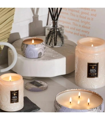 VELA AROMÁTICA LATA 3 PAVIOS RELEVO 60H SANTAL VANILLE VOLUSPA