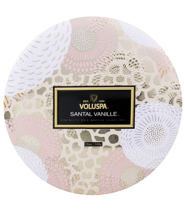 VELA AROMÁTICA LATA 3 PAVIOS RELEVO 60H SANTAL VANILLE VOLUSPA
