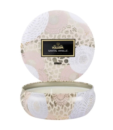 VELA AROMÁTICA LATA 3 PAVIOS RELEVO 60H SANTAL VANILLE VOLUSPA